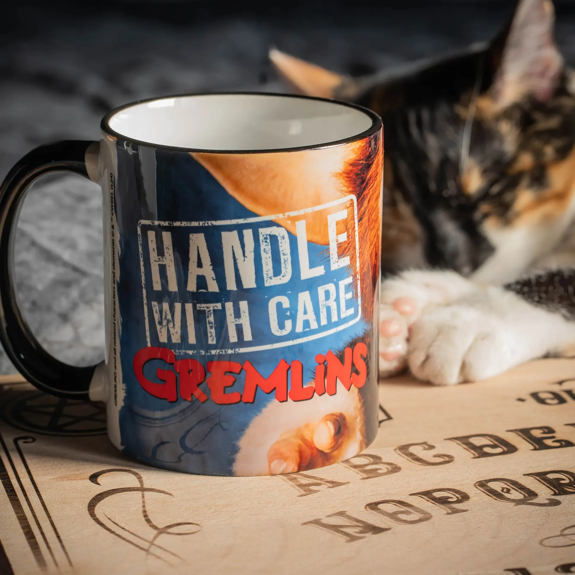 Gremlins - Handle With Care Beker
