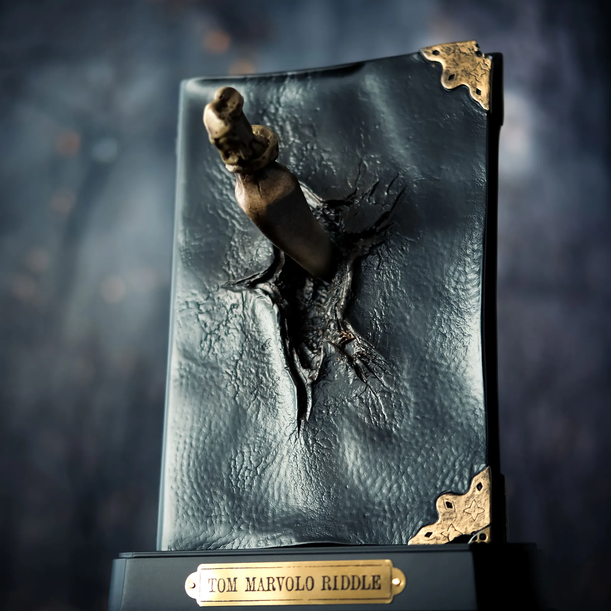 Harry Potter - Riddle Dagboek Standbeeld met Basilisk Tand