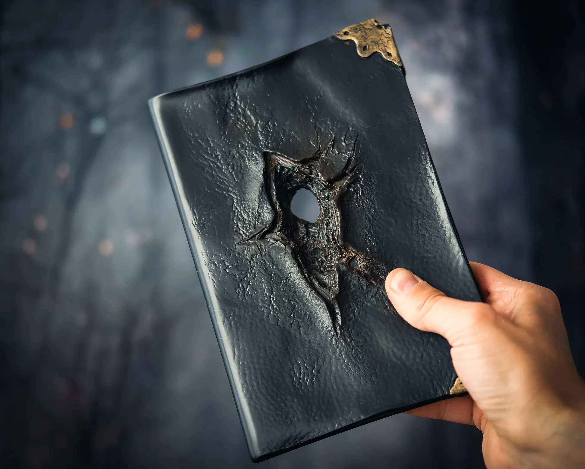 Harry Potter - Riddle Dagboek Standbeeld met Basilisk Tand