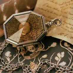 Het medaillon uit de grot