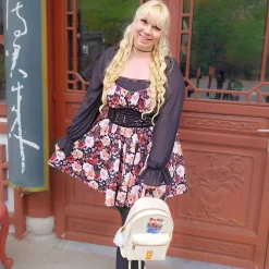 Ilustrata - Dark Ramen Rugzak met Pom Pom Hanger beige