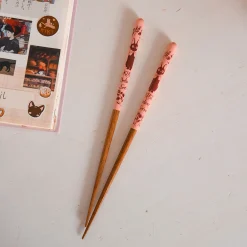 Kiki's Vliegende Koeriersdienst - Jiji eetstokjes roze