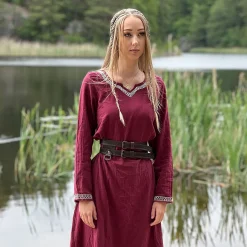 Middeleeuwse jurk met handborduurwerk rood