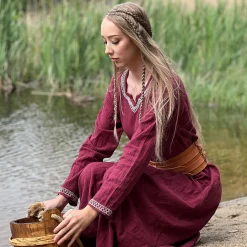 Middeleeuwse jurk met handborduurwerk rood