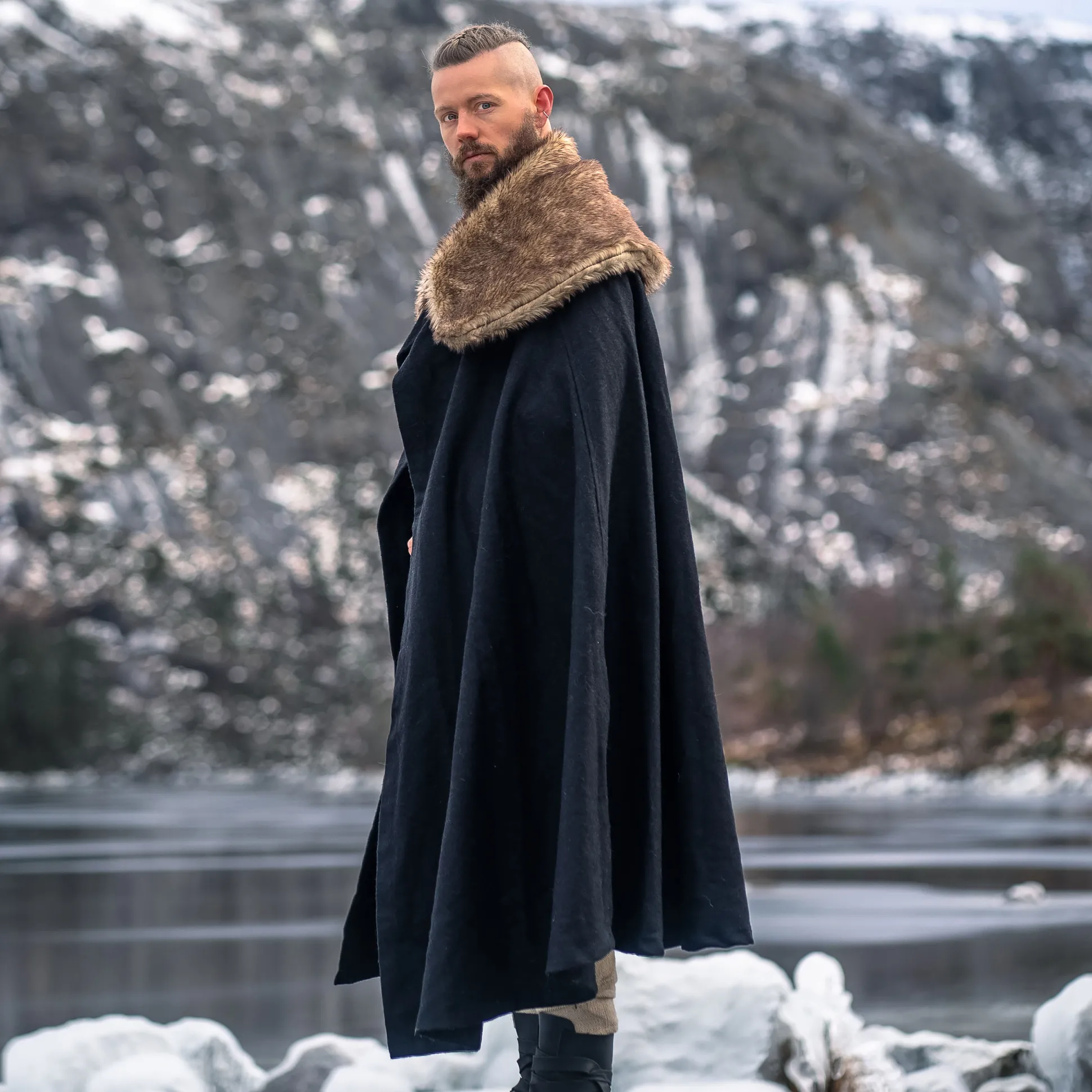 Middeleeuwse mantel met kunstbont zwart