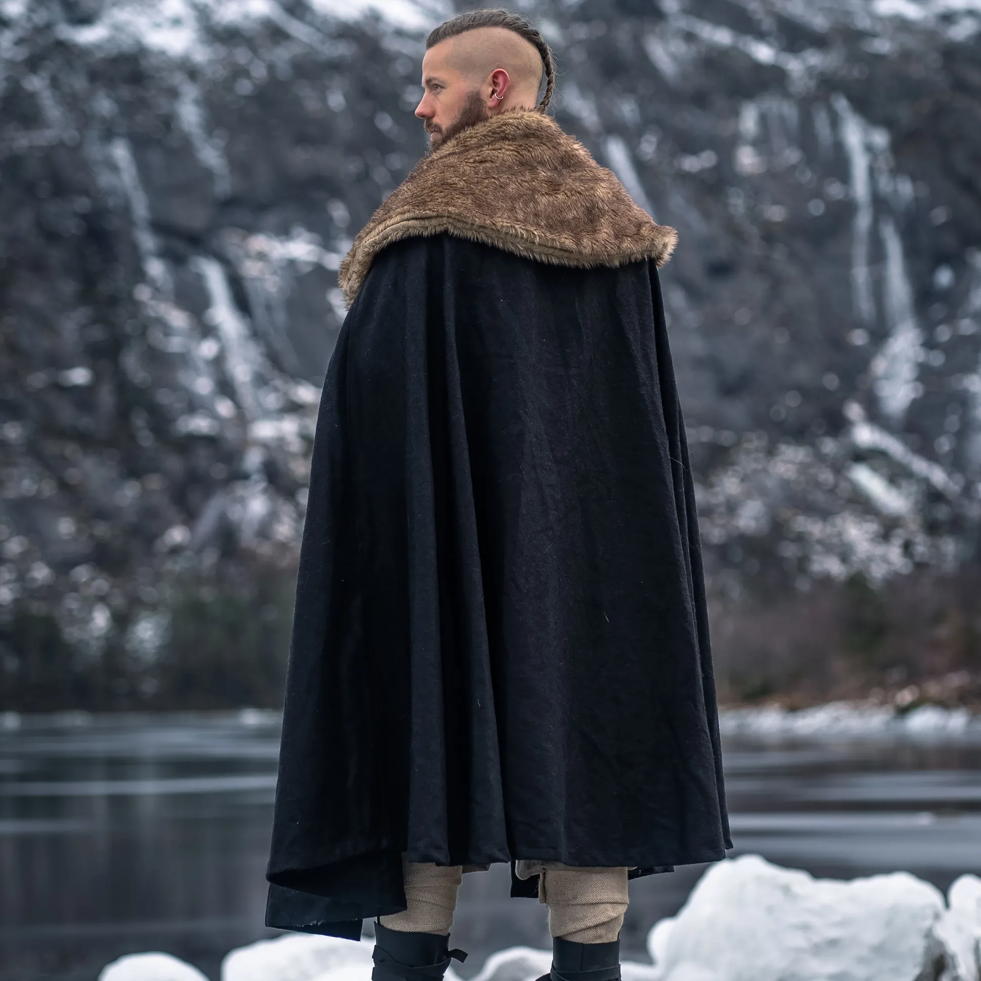 Middeleeuwse mantel met kunstbont zwart