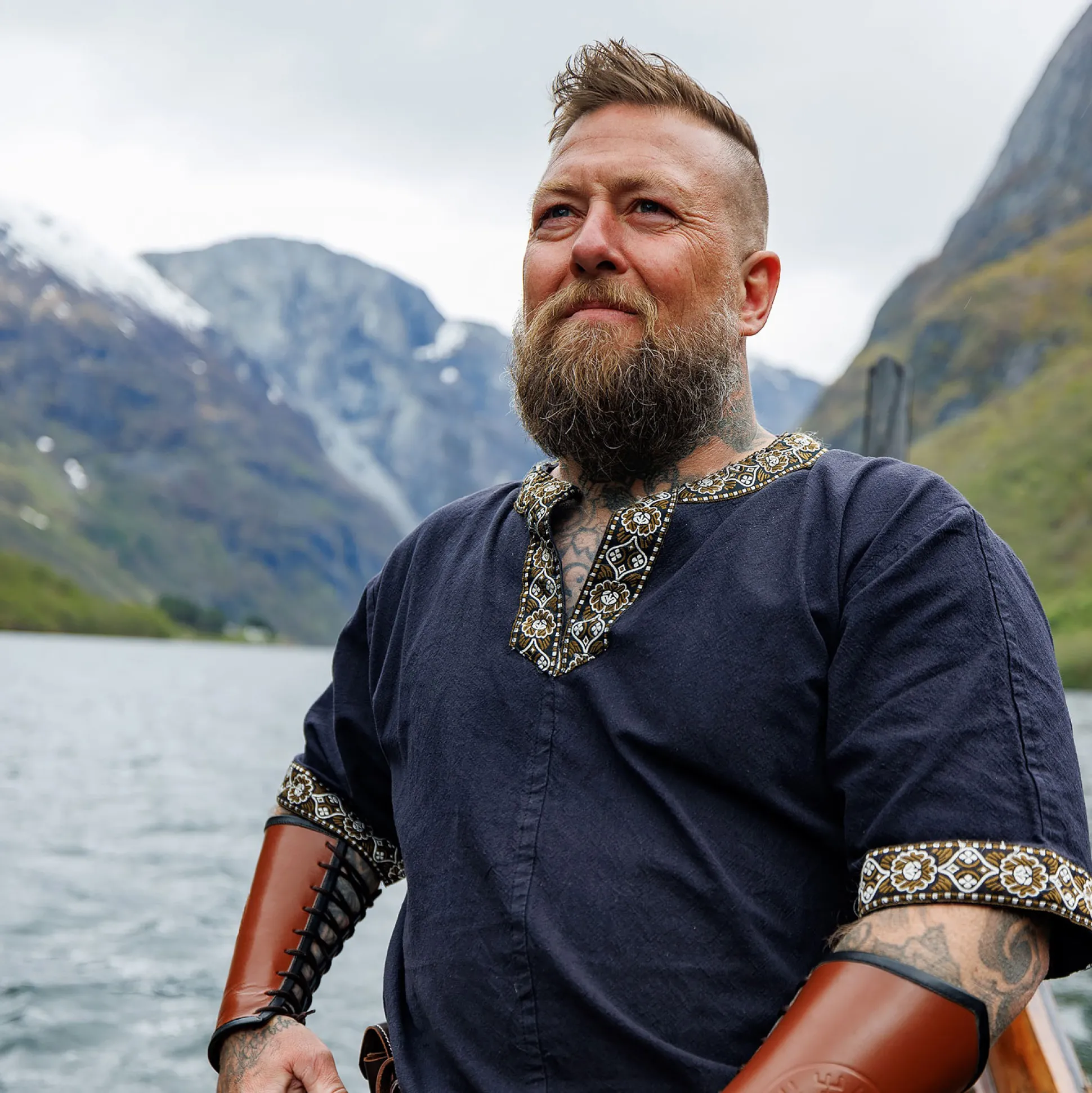 Middeleeuwse Tuniek Korte Mouw met Boord Zwart