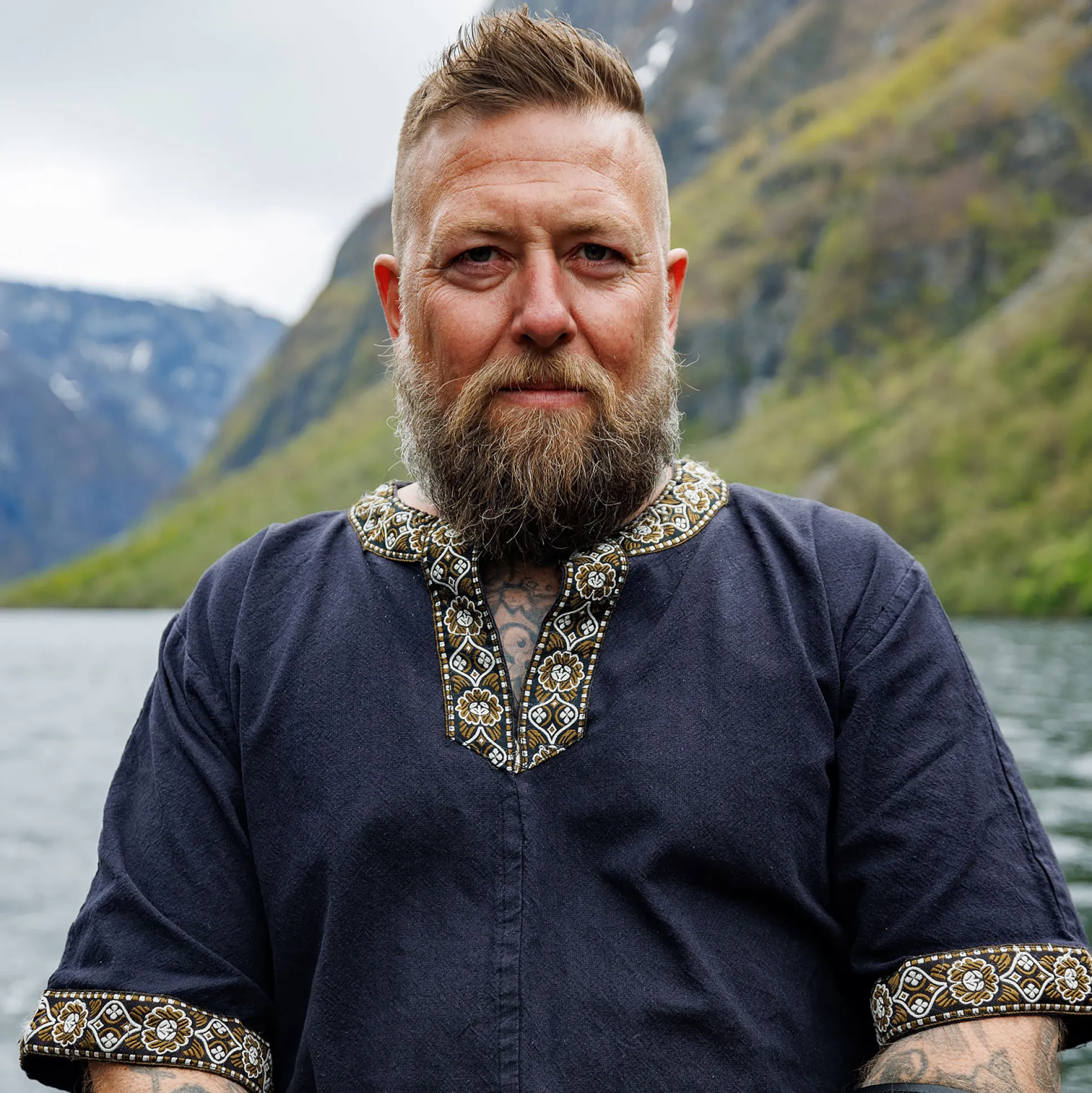 Middeleeuwse Tuniek Korte Mouw met Boord Zwart