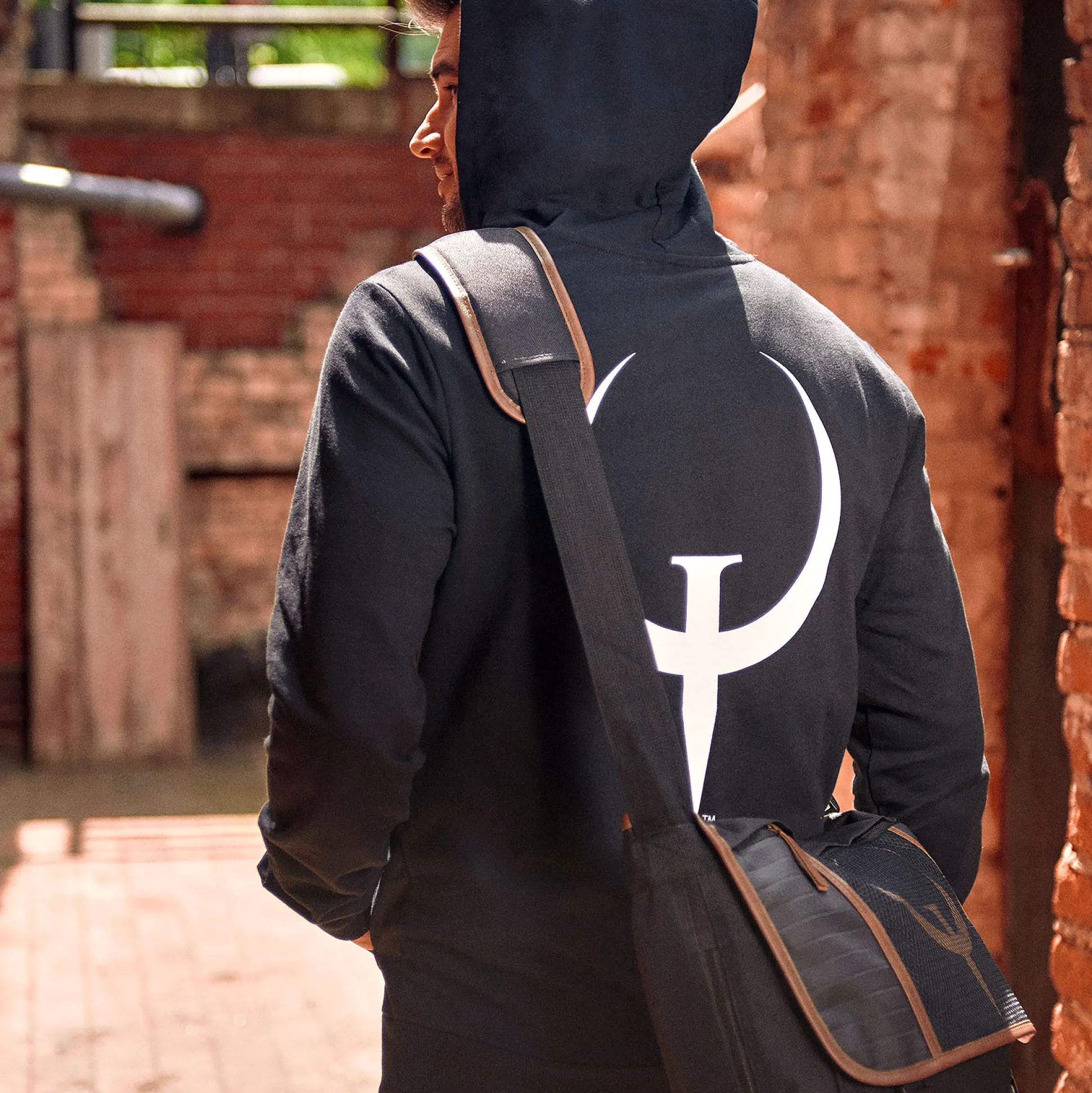 Quake - Logo Jas Zwart