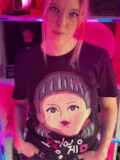 Squid Game - Young-Hee Pop T-Shirt Zwart
