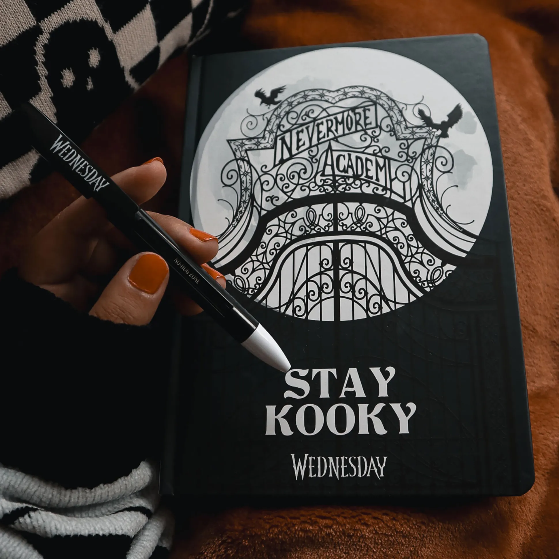 Wednesday - Stay Kooky Notitieboek met Balpen