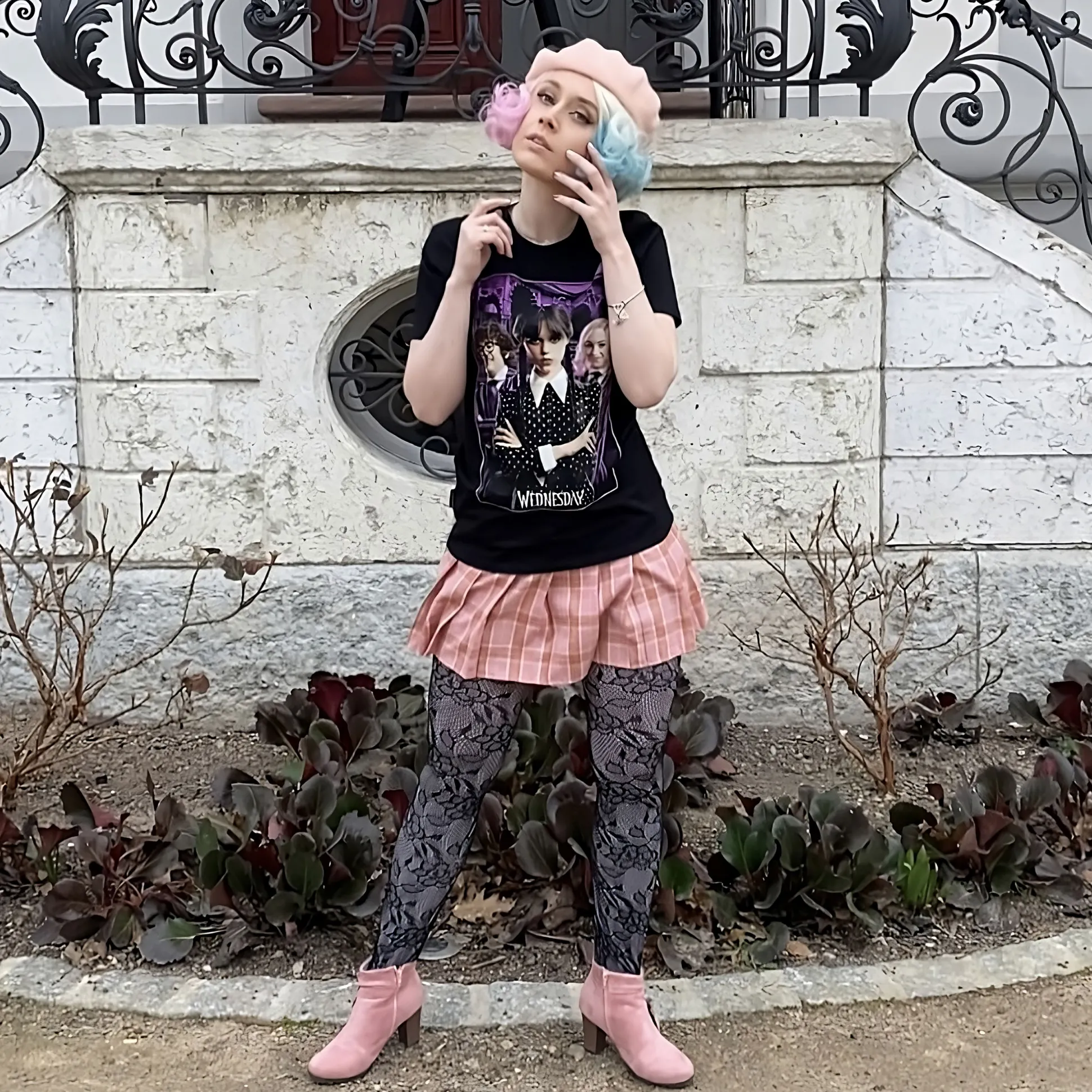 Wednesday met Enid en Eugene Collage T-Shirt zwart